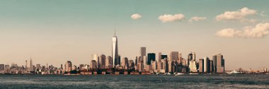 Manhattan şehir merkezi gökdelenleri ile nehir üzerinde.