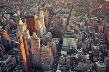 New York City çatısı manzaralı Manhattan şehir merkezi gökdelenleri ve şehir manzaralı.