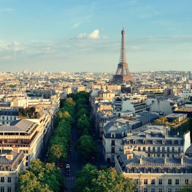 Paris 'in çatı manzarası ufuk çizgisi ve Fransa' da Eyfel Kulesi.