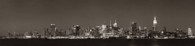 Manhattan 'ın göbeğinde Hudson Nehri üzerinde alacakaranlık manzarası