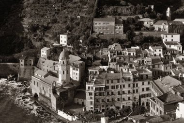 Vernazza 'da Cinque Terre, İtalya' da kayalıklar üzerinde binalar var..