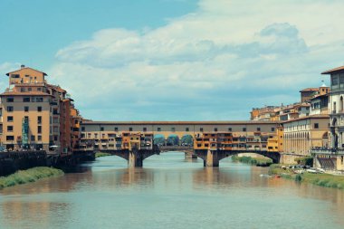 Ponte Vecchio Floransa 'daki Arno Nehri üzerinde..