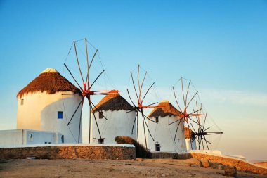 Yunanistan 'ın Mykonos Adası' nın ünlü simgesi olarak gün batımında yel değirmeni.