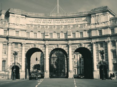 Londra 'daki Trafalgar Meydanı yakınlarındaki AVM' nin girişi olarak Deniz Kuvvetleri Kemeri..