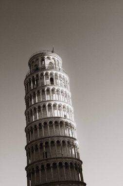 İtalya, Pisa 'daki eğik kule dünya çapında bilinen bir simgedir..