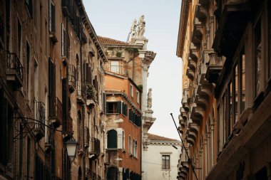 Venedik, İtalya 'daki tarihi binaların çatısında heykel.