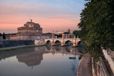 İtalya 'da Sant Angelo Kalesi ve Tiber Nehri üzerinde köprü