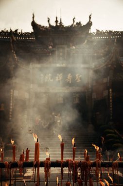 Chongqing Çin 'deki Dazu' daki tapınak ve mum.