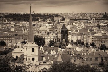 Prag, Çek Cumhuriyeti 'ndeki tarihi binalarla çatısı manzaralı.