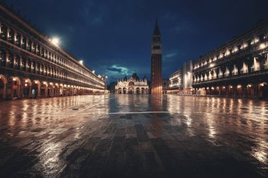 Venedik, İtalya 'daki Piazza San Marco' da geceleri çan kulesi ve tarihi binalar..