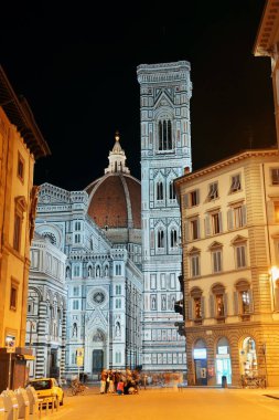 Duomo Santa Maria Del Fiore, Floransa İtalya sokak manzaralı gece.