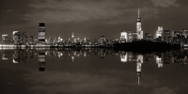 Şehir mimarisi ve yansımaları ile New York 'ta gece panoraması 