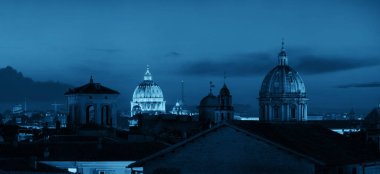 İtalya 'da geceleri antik mimari ile Roma çatısı manzarası. 