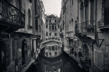 Venedik kanalı manzaralı tarihi binalar. İtalya.
