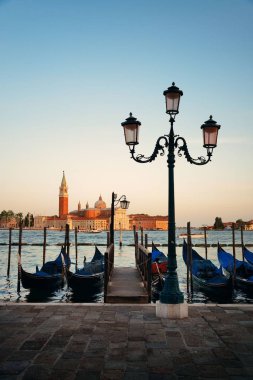 İtalya Venedik 'teki Gondola Parkı ve San Giorgio Maggiore Adası.