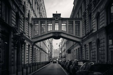 Prag Çek Cumhuriyeti 'nde tarihi binalarla sokak manzarası