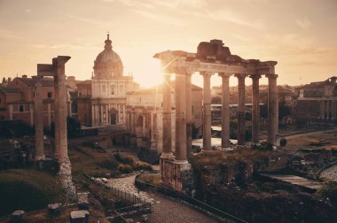 Roma Forumu 'nda güneş ışığıyla birlikte antik mimarinin kalıntıları vardı. İtalya.