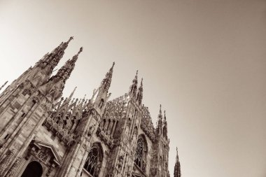 Milan Katedrali İtalya 'da güzel bir şablon ve heykelle kapatıldı. 