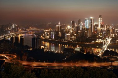 Chongqing kentsel mimarisi ve şehir merkezi geceleri Çin 'de yükselişte.