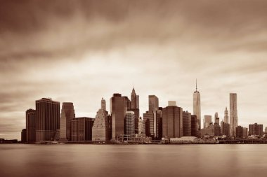 Doğu Nehri üzerinde gökdelenler ile Manhattan finans bölgesi.
