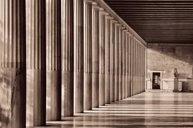 Yunanistan 'ın Atina kentindeki Attalos Sergi Salonunda Sütunlar.