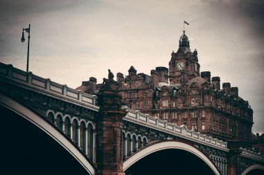 Balmoral Hotel çan kulesi Köprüsü ve Edinburgh Şehir Manzaralı. 