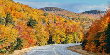 Otoyol ve sonbaharda yapraklar panorama beyaz dağ, New Hampshire.
