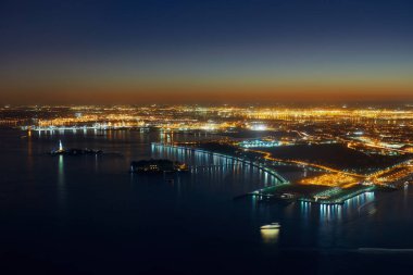 Şehir merkezinde kentsel gökdelenler ile Manhattan New Jersey'nin çatı gece görünümü