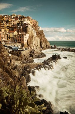 Manarola İtalya 'nın Cinque Terre kentindeki uçurumun üzerindeki binalarla Akdeniz' e tepeden bakıyor..
