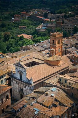İtalya 'da tarihi binaları olan Ortaçağ şehri Siena çatı manzaralı