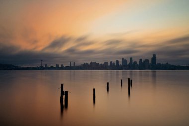 Seattle şehrinin ufuk çizgisi deniz aşırı terk edilmiş iskele ve şehir mimarisi..