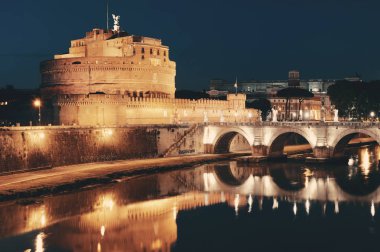Castel Sant Angelo ve köprüden Tiber Nehri'nin gece Roma, İtalya.