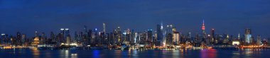 Manhattan şehir merkezi gökdelenleri ve New York şehrinin alacakaranlıkta gökdelenleri