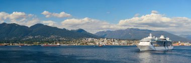 Dağlar ve Vancouver, Kanada şehir binaları ile cruise gemi ve şehir manzarası.