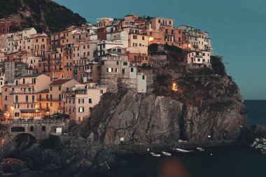 Manarola Akdeniz 'e tepeden bakan Cinque Terre' de gece yarısı binalar inşa etti..