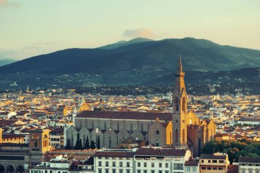 Bazilika di Santa Croce İtalyan İhtişamları Tapınağı olarak bilinir ve en ünlü İtalyanların bazılarının gömüldüğü yerdir.. 