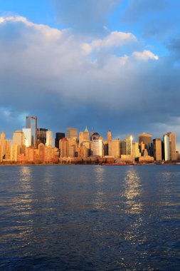 new York'ta hudson Nehri üzerinde günbatımında Downtown manhattan skyline