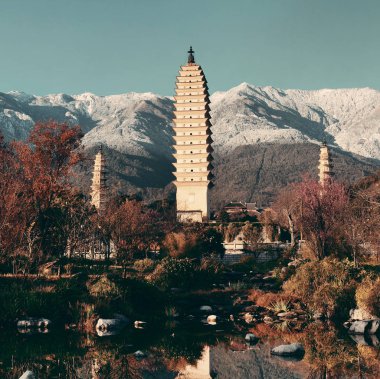 Dali 'nin eski bir kasabasında Cangshan Dağı, Yunnan, Çin' de karla kaplı antik bir tapınak..