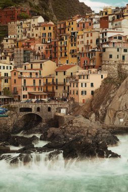 Manarola İtalya 'nın Cinque Terre kentindeki uçurumun üzerindeki binalarla Akdeniz' e tepeden bakıyor..