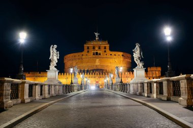 İtalya 'da gece Castel Sant Angelo Roma' da ve köprüde melek heykeli