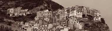 İtalya 'nın Cinque Terre kentindeki Manarola' daki uçurum panoramasının üzerinde İtalyan tarzı yerleşik binalar..