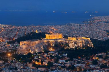 Atina, Akropolis, Yunanistan ile Lykavitos Dağı 'ndan gece gökyüzüne yükseldi.