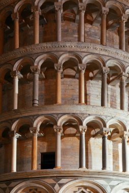 İtalya 'nın Pisa şehrinde geceleri yakın çekim kulesi dünya çapında bilinen bir simgedir..