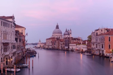 Venedik kilise Santa Maria della Salute ve İtalya uzun pozlama ile kanal.