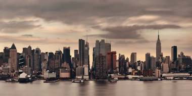 Manhattan midtown gökdelenler ve New York şehir manzarası gün batımında