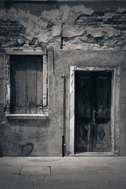 Burano tarihi binaları siyah beyaz. Venedik, İtalya.