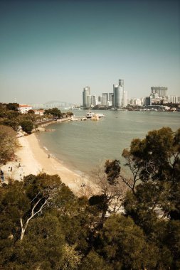 Xiamen şehri Fujian, Çin 'deki Gulangyu adasından izleniyor..