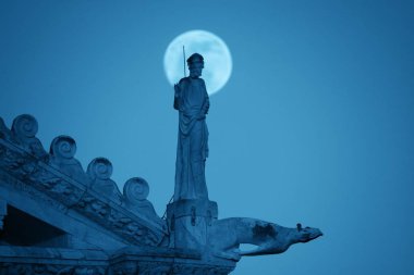 Pisa İtalya 'da Piazza dei Miracoli' de ay olan katedralin çatısında heykel.