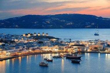 Mykonos Körfezi gün batımında yukarıdan izlendi. Yunanistan.