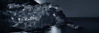 Manarola Akdeniz 'e tepeden bakan binalar ve Cinque Terre' de gece panorama, İtalya 'da ay yükselişi ile bakıyor..